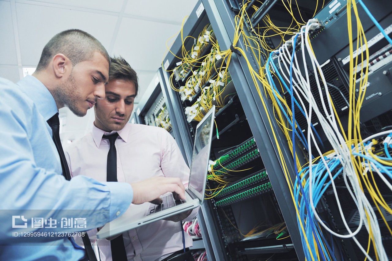 IT工程師與網(wǎng)絡(luò)服務(wù)器機(jī)房的平面設(shè)計(jì)藝術(shù)